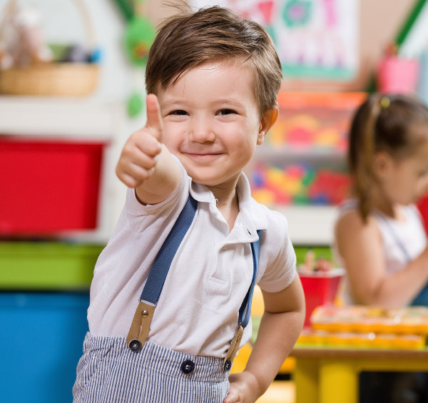 Kind mit Daumen hoch